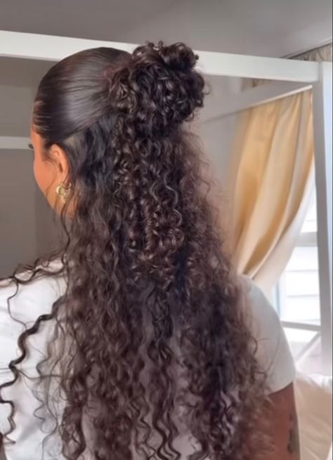 Half Bun Half Down Curly Hair, Half Up Half Down Curly Hair Styles, Half Up Half Down Slick Back Curly Hair, Summer Curly Hairstyles Natural Curls, Athletic Curly Hairstyles, School Hairstyles Curly Hair, Half Up Half Down Hair Curly, Half Up Half Down Curly Hairstyles, Curly Half Up Half Down Hairstyles