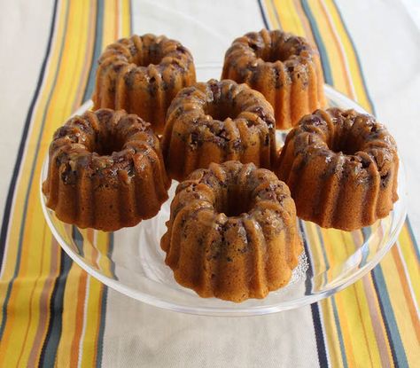 Honey and bourbon baked in a rich batter until golden, then glazed with a honey bourbon syrup makes a fabulous grownup treat. Whiskey Desserts, Bourbon Syrup, Whiskey Glaze, Honey Whiskey, Jewish Holiday Recipes, Whiskey Cake, Honey Bourbon, Bourbon Glaze, Mini Bundt