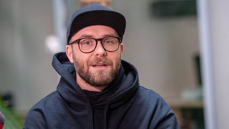 Das hätten wohl nicht viele von dem Sänger erwartet! Jetzt spricht Mark Forster Klartext über sein Verhältnis zu seinen Musiker-Kollegen. Dabei kommt an Licht, wer seine wahren Freunde sind... Mark Forster, Paddy Kelly, James Hetfield, Jason Statham, The Voice, Interview, Film, Stars, Kaiserslautern