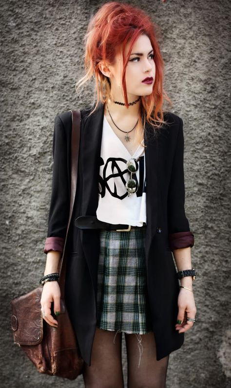 SAVED BY THE BELL. January 8, 2013 Cute Edgy Outfits, Look Grunge, Rock Outfit, Mode Boho, Women Fashion Edgy, Rock Punk, Estilo Punk, Punk Outfits, Outfit Trends