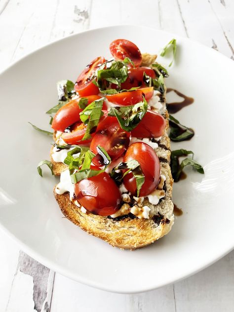 Mediterranean Toast, Caprese Toast, Avocado Egg Recipes, Breakfast Nachos, Pot Cookies, Bacon In The Oven, Balsamic Reduction, Egg Toast, Breakfast Toast