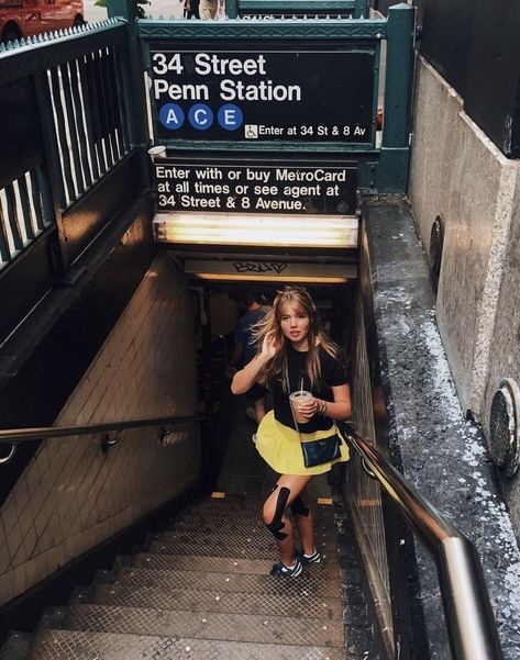 Nyc Metro Aesthetic, Aesthetic Subway Pictures, Subway Photo Ideas, Nyc Subway Photoshoot, Subway Astetic, New York Fashion Week Aesthetic, Metro Pics, Subway Pictures, Nyc Dump