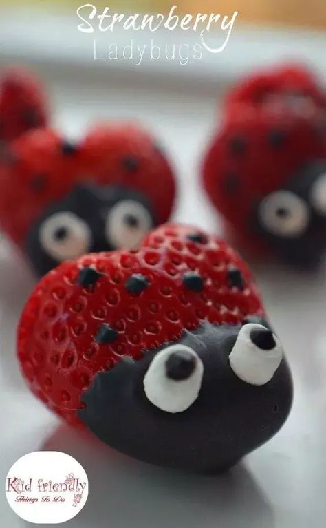 Strawberry Ladybugs, Hemgjord Glass, Covered Strawberry, Decorações Com Comidas, Food Art For Kids, Heart Shaped Chocolate, Chocolate Covered Strawberry, Fairy Garden Party, Summer Fairy