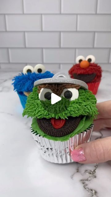 Sesame Street Cupcakes, Cupcake Toppings, Sesame Street Cake, Tea Time Party, Character Cupcakes, Candy Eyes, Piping Frosting, Green Cupcakes, Frosting Techniques