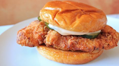 Popeyes Chicken Sandwich Recipe Copycat, Copycat Popeyes Chicken Sandwich, Copycat Popeyes Chicken, Popeyes Chicken Sandwich Recipe, Popeyes Chicken Sandwich, Popeyes Fried Chicken, Mcdonalds Chicken, Chicken Sandwich Recipe, Crispy Chicken Sandwiches