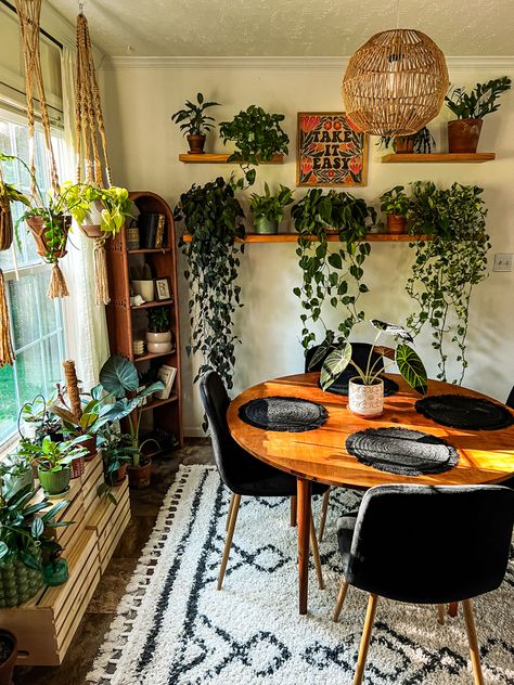 Retro, boho feels. A versatile corner for houseplants and dining. Cozy Reading Chair, Dining Room Corner, Boho Dining Room, Chair Ideas, Casa Vintage, Common Room, Reading Chair, Apartment Decor Inspiration, Room With Plants