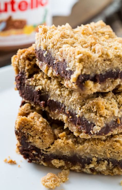 Nutella Fudge Bars Bars With Oatmeal, Nutella Bars, Oatmeal Cookie Crust, Oatmeal Fudge Bars, Oatmeal Chocolate Chip Bars, Nutella Fudge, Fudge Ingredients, Nutella Desserts, Fudge Bars