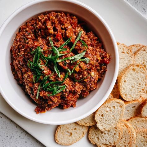 Sundried Tomato Dip, Olive Tapenade Recipe, Tomato Appetizers, Tapenade Recipe, Sundried Tomato Pesto, Olive Recipes, Olive Tapenade, Sundried Tomato, Tapenade