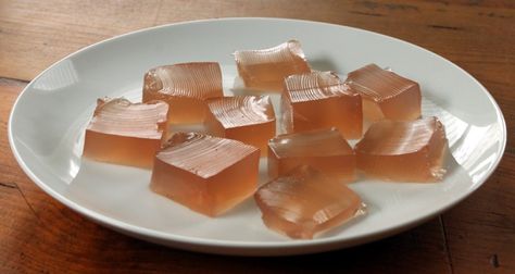 Herbal Tea Jello Recipe: 2 envelopes (.25 oz/1 tbsp. each) of Knox UNFLAVORED GELATIN • 2 cups boiling WATER • 2 HERBAL TEA BAGS • 1 tbsp. HONEY ~ Brew tea in water for 5 min., Pour gelatin and honey into a bowl and slowly add tea, whisking until it dissolves. Pour into parchment-lined pan and refrigerate for 3-4 hours. Cut into cubes. Green Tea Gelatin, Floral Recipes, Healthy Gummies, Healthy Baking Desserts, Jello Recipe, Gelatin Recipes, Green Tea And Honey, Healthy Candy, Beef Gelatin