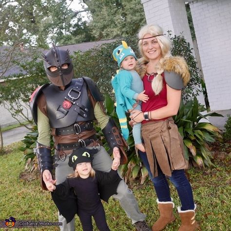 How to Train Your Dragon 2 Family Costume Dragon Family Costume, Baby Dragon Costume, Hiccup Costume, Halloween Toddler Boy, Diy Halloween Costumes For Girls, Diy Baby Halloween Costumes, Diy Girls Costumes, 2 Halloween Costumes, Dragon Halloween Costume