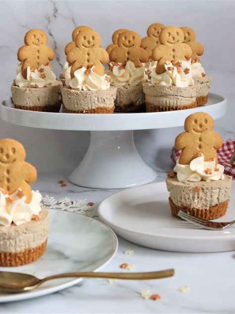 Mini Gingerbread Cheesecakes (No Bake) Gingerbread Mini Cheesecakes, Mini Christmas Cakes Recipe, Gingerbread No Bake Cheesecake, Christmas Desert Cups, Gingerbread Christmas Desserts, Mini Cakes For Christmas, Christmas Small Desserts, Mini Gingerbread Cheesecakes, Mini Cheesecake Christmas