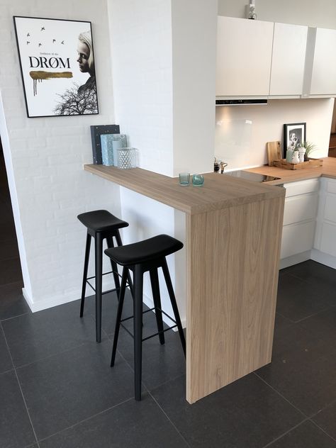 Dapur Ikea, Small Kitchen Bar, Kitchen Bar Counter, Ikea Kitchen Island, Kitchen Bar Table, Small Apartment Kitchen, Kitchen Decorating Ideas, Wall Decor Kitchen, Breakfast Bar Kitchen