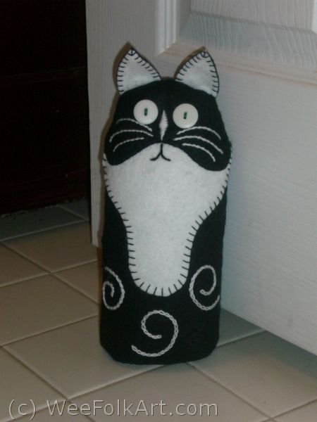 Cat Doorstop - Wee Folk Art Diy Doorstop, Wee Folk Art, Cat Doorstop, Dog Quilts, Cat Quilt, Wool Projects, Door Stops, Felt Cat, Folk Embroidery