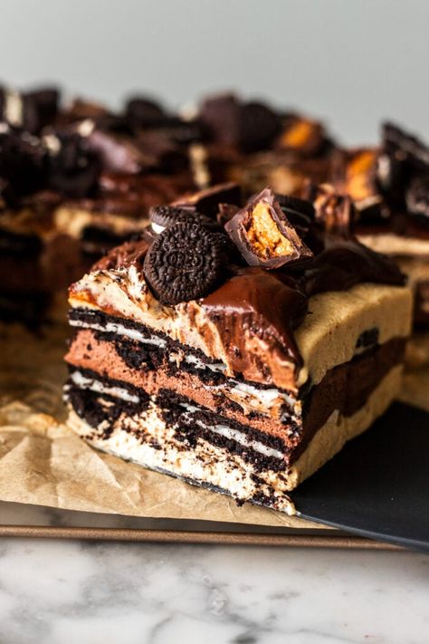 Peanut Butter Oreo Icebox Cake - Dairy free and vegan! Peanut Butter Fluff, Oreo Icebox Cake, Vegan Peanut Butter Cups, Chocolate Wafer Cookies, Peanut Butter Oreo, Bread Soft, Chocolate Whipped Cream, Vegan Cake Recipes, Baked Strawberries