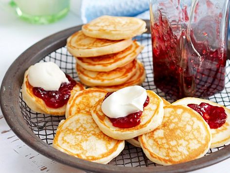 Smaller than pancakes and fluffier than crepes, pikelets make a great breakfast or snack. Serve with jam and cream or a hearty dollop of lemon curd. Pie Maker Recipes, Babycakes Recipes, Pikelet Recipe, Mini Pie Maker, Baked Recipe, Pie Making, Fast Desserts, Nativity Stable, Pie Maker