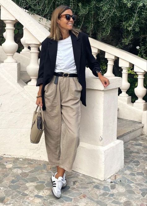 Brown Linen Jacket Outfit Women, Summer Khaki Pants Outfit, Womens Khaki Pants Outfit, Beige Pants Outfit Casual, Khaki Pants Outfit Women Work, Carrot Pants Outfit, Saturday Brunch Outfit, Khaki Pants Outfit Women, Looks Adidas