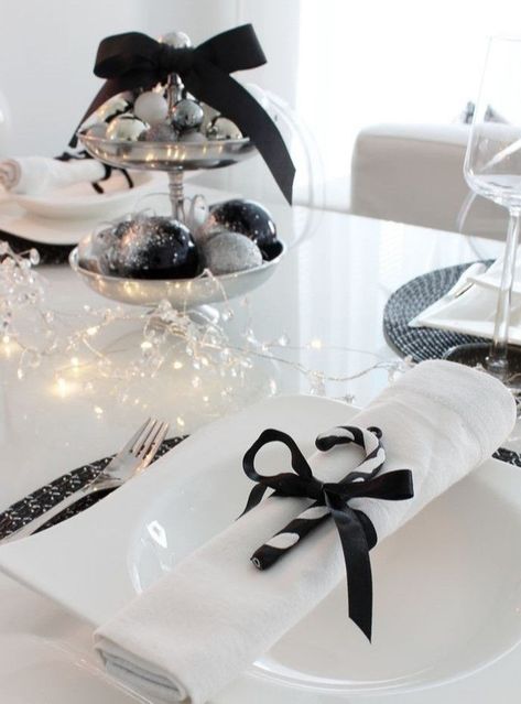 Monochrome Christmas Table, Black White Silver Christmas Decor, Black And White Christmas Table Decor, Christmas Table Silver, Christmas Townhouse, Christmas Tablesetting, Black And White Centerpieces, Friendsmas Party, Christmas Dinner Decorations