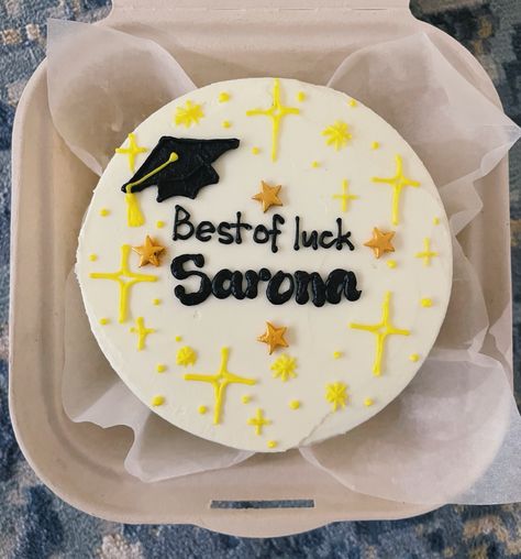 Minimalist Graduation Cake Design, Graduation Lunchbox Cake, Farewell Bento Cake, Cake For Farewell Party, Minimalist Graduation Cake, Bento Cake Graduation, Graduation Mini Cake, Graduation Bento Cake, Farewell Cake Designs