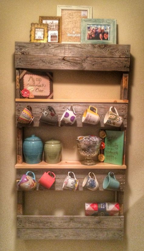 My daughter's creation...a really clever way to use a pallet to make a cute coffee shelf and mug rack❤️ Coffee Shelf, Pallet Creations, Pallet Shelves, Pallet Crafts, Diy Holz, Mug Rack, Wood Pallet Projects, Pallet Ideas, Diy Pallet Projects