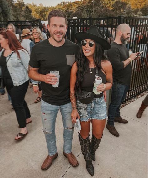 Country Music Concert Outfit, Outdoor Concert Outfit, Country Music Outfit, Nashville Style Outfits, Summer Country Concert Outfit, Summer Boots Outfit, Concert Outfit Fall, Chelsea Houska, Trendy Mom Outfits