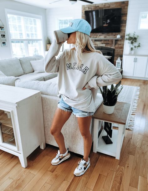 Everyday Outfits Rainy Day, Mama Sweatshirt Outfit, Athletic Mom Style, Ballfield Outfits, Sports Mom Fashion, Modern Mom Outfits Casual, Active Mom Outfits Summer, Sporty Mom Style, Trendy Mom Outfits Spring 2023