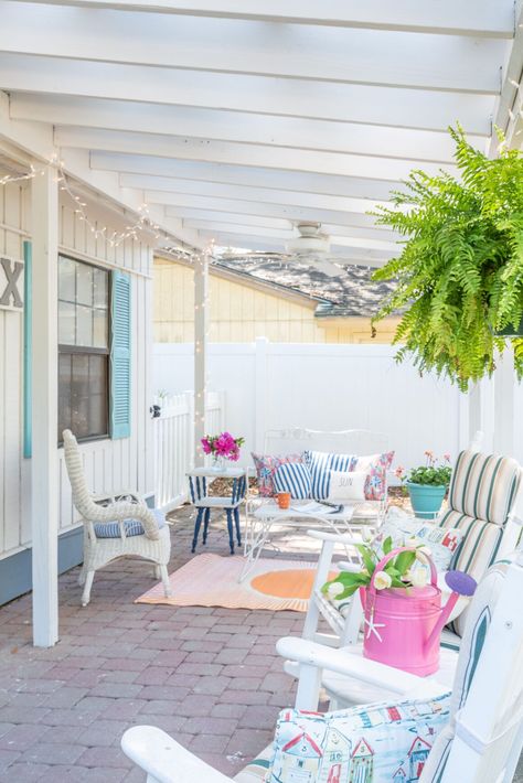 Colorful Coastal Cottages Beach Cottage Style Kitchen, Seaside Cottage Interior, Beach Cottage Style Decor, Coastal Country Decor, Seaside Cottage Decor, Wooden Beach House, Cottage Style Decorating, Coastal Cottages, Colorful Coastal