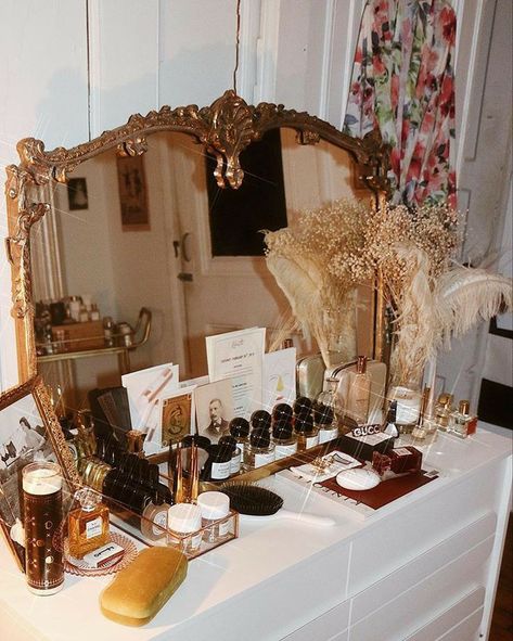 Glam Room Makeup, Elegant Eclectic Bedroom, Parisian Vanity Decor, Rococo Inspired Bedroom, Makeup Vanity Styling, Bedroom Decor With Vanity, Vintage Vanity Organization, Vanity Vintage Aesthetic, Gold Makeup Room