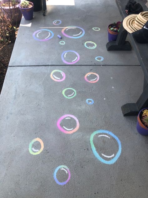 Colorful bubbles sidewalk chalk for summer kids simple beginner Chalk Art Summer, Preppy Chalk, Chalk Bubbles, Easy Chalk Art, Chalk Designs, Fun Chalk Art, Grooming Ideas, Course Ideas, Chalk Design