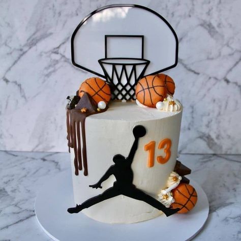 Basketball Graduation Cake, Jordan Year Birthday Cake, Basketball Torte, Nba Cake, Basketball Cake Ideas, Basketball Theme Cake, Basketball Party Ideas, Nike Party, Nike Cake