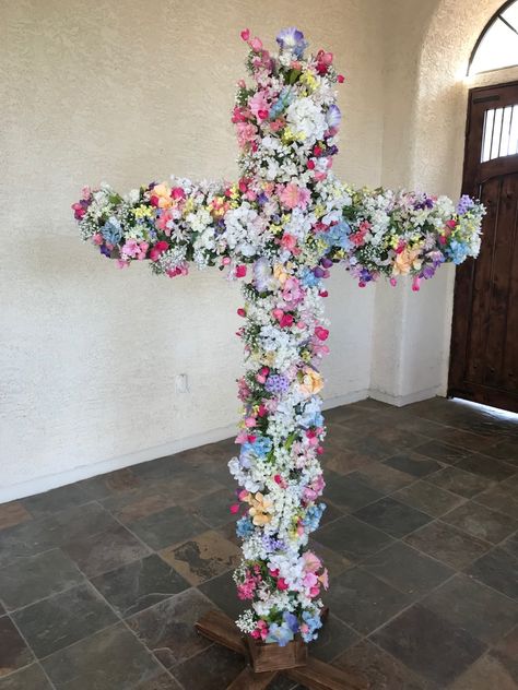 Easter Cross With Flowers, Easter Flower Cross, Easter Photo Op Church, Lent Church Decorating Ideas, He Is Risen Photo Backdrop, Cross Home Decor, Church Easter Photo Booth Ideas, Easter Flowers For Church, Diy Easter Photo Backdrop