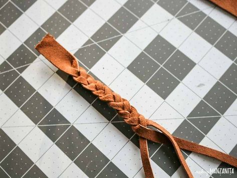 Know someone who loves leather? This DIY leather keychain is the perfect Christmas gift for them! You only need some few minutes to put this little piece together and it's so cute. #leather #christmasgift #giftideas Diy Leather Keychain, Braided Leather Keychain, Diy Leather Gifts, Leather Keychain Diy, Leather Tassel Keychain, Cords Crafts, Leather Keychains, Easy Diy Christmas Gifts, Diy Braids