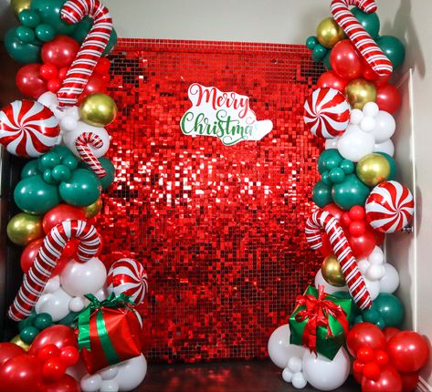 Christmas Party Background Ideas, Christmas Party Birthday Ideas, Red Shimmer Wall Backdrop, Christmas Picture Decoration Ideas, Christmas Party Decorations Balloons, Friendsmas Backdrop Ideas, Balloon Wall Christmas, Christmas Shimmer Wall, Christmas Party Outdoor Decorations