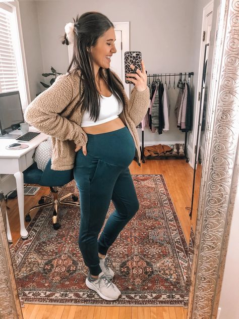 Jogger Maternity Outfit, Pregnant Joggers Outfit, Workout Outfits Pregnant, Pregnant Athletic Outfits, Maternity Yoga Outfit, Sporty Maternity Outfit, Pregnant Athleisure Outfits, Athletic Maternity Outfits, Maternity Sweatpants Outfit