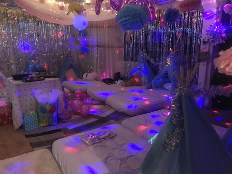 Living Room Slumber Party, Sleep Over Tent Ideas Sleepover Party, 16th Birthday Hotel Sleepover Ideas, Slumber Party Ideas For Girls Sleepover Tent, Canopy Sleepover Slumber Parties, American Doll House, Cool Forts, Birthday Sleepover Ideas, Birthday Sleepover