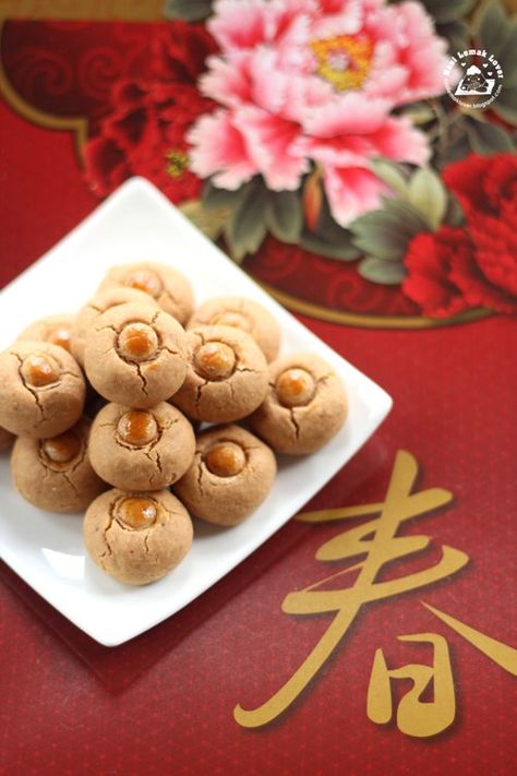 Nasi Lemak Lover: Old Fashioned Chinese Peanut Cookies 花生饼 Authentic Desserts, Peanut Cookie, Chinese Cookies, Asian Cusine, Cny Cookies, Chinese Almond Cookies, Chinese Soup Recipes, Chinese New Year Cookies, Chinese New Year Food