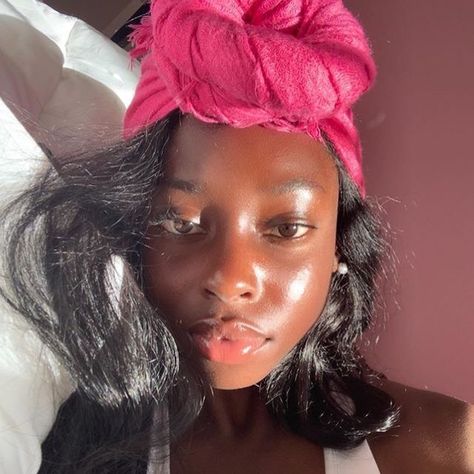 Clear Glowing Skin, Jeanne Damas, Dark Skin Beauty, Pretty Skin, Beauty Advice, Glowy Skin, Dark Skin Women, Trik Fotografi, Butter Chicken