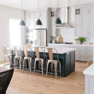 12 Best Modern FarmHouse Bar Stools by thetarnishedjewelblog.com  #barstools #counterstools #modernfarmhousekitchenideas #modernfarmhouseislandideas Farmhouse Bar Stools, Light Grey Kitchens, Light Gray Cabinets, Grey Kitchen Island, Black Island, Dark Grey Kitchen, Grey Countertops, Gray Kitchen, White Countertops