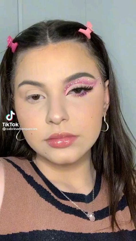 Make Up For Barbie, Cute Eye Looks Eyeshadows, Simple Makeup Looks With Color, Karol G Makeup Ideas, Awesome Makeup Looks, Pink Eyeshadow For Hooded Eyes, Pink Makeup Rhinestones, Rbd Concert Makeup, Pink Eye Makeup With Rhinestones