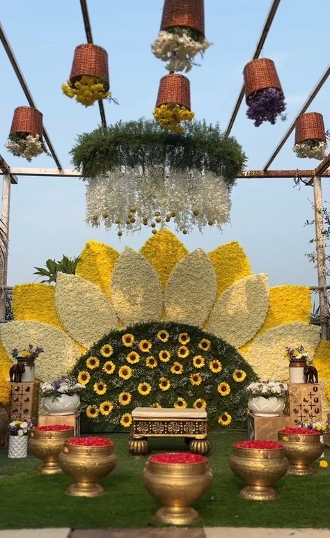 Outdoor Wedding Decor Indian, Haldi Outdoor Decorations, Haldi Mehndi Backdrop, Lagan Mandap Decoration, Indian Wedding Events Ideas, Best Haldi Decoration, Haldi Setup Decor Outdoor, Haldi Function Decoration Ideas, Wedding Stage Setup