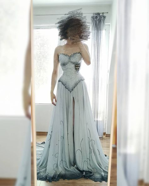 Corpse Bride Cosplay Corpse Bride Halloween, Corpse Bride Dress, Haunted Wedding, Corpse Bride Wedding, Halloween Bride Costumes, Bride Halloween, Emily Corpse Bride, Corpse Bride Costume, Halloweenský Makeup