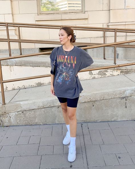 Summer outfit oversized tshirt and biker shorts Tshirt And Shorts Outfit, Oversized Tshirt Outfit Summer, Outfit Ideas Oversized, Oversized Shirt Outfit, Oversize Tshirt Outfits, Outfit Oversize, Biker Shorts Outfit, Oversized Tees, Shorts Outfits Women