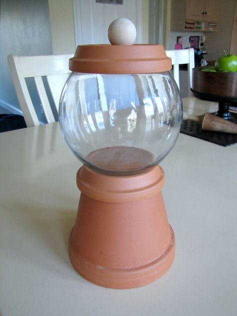 This cute candy dish is made of a flower pot and a glass bowl.  How simple is that?!  I made one for my son's teacher and I made another one... Gumball Machine Craft, Candy Jars Diy, Diy Gumball Machine, Christmas Candy Jars, Diy Christmas Candy, Terra Cotta Pot Crafts Diy, Bubble Gum Machine, Clay Pot Projects, Deco Champetre