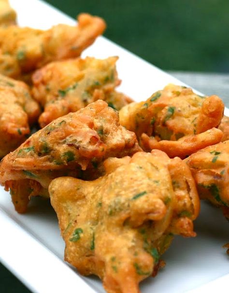 Scrumpdillyicious: Onion & Spinach Pakoras Vegetable Pakora, Indian Appetizers, Pakora Recipes, Fresh Spinach, Green Chili, India Food, Chickpea Flour, Indian Snack Recipes, Indian Snacks