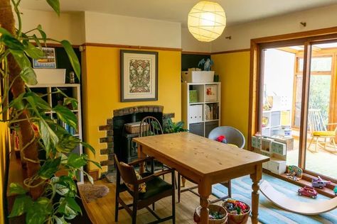 Green And Yellow Dining Room, Dining Room Yellow Walls, 70s Inspired Dining Room, Yellow Dining Room Walls, Mustard Yellow Dining Room, Yellow Dining Room Ideas, Mustard Dining Room, Yellow Dining Room Decor, Dining Room Wallpaper Ideas