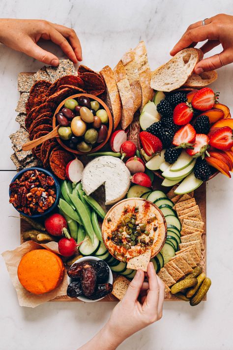 Charcuterie Vegan, Vegan Charcuterie Board, Vegan Pepperoni, Charcuterie Board Ideas, Super Snacks, Minimalist Baker, Charcuterie Inspiration, Apples And Cheese, Pickled Veggies