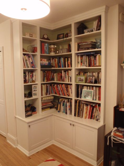 Piano Shelves, Hallway Corner, Bar Library, Corner Built In, Bookshelf Corner, Library Corner, Corner Shelf Ideas, Upstairs Landing, Corner Bookshelves