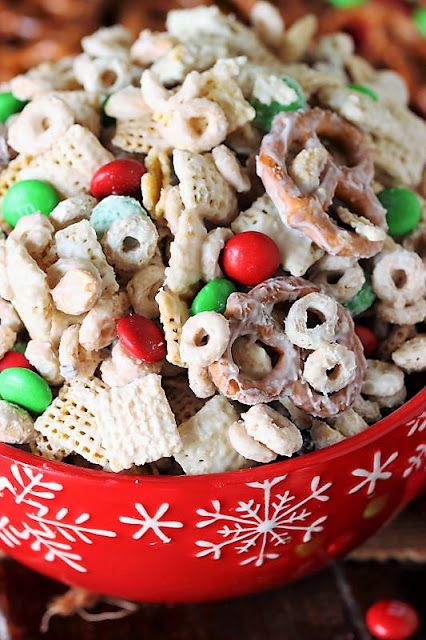 White Chocolate Reindeer Chow Snack Mix Image White Chocolate Chex Mix, Chocolate Chex Mix, Party Mix Recipe, Chex Mix Christmas, Chex Party Mix, Chocolate Chex, Holiday Snack, Chex Mix Recipes, Snack Mixes