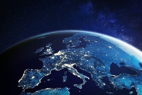 Globe terrestre 3D avec l'Europe la nuit Satellite Communication, 3d Globe, Water Landscape, Cities In Germany, Communication Technology, Visit Germany, Energy Crisis, Travel Germany, Germany And Italy