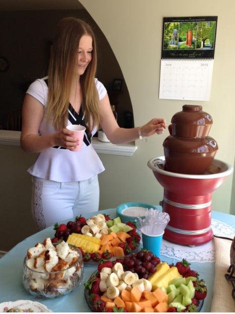 Chocolate Fountain Dipping Ideas, Chocolate Fountain Display Ideas, Chocolate Fountain Set Up Ideas, Choc Fountain Ideas, What To Dip In Chocolate Fountain, Chocolate Fountain Bar Birthday, Chocolate Fountain Ideas Parties, Christmas Chocolate Fountain Bar, White Chocolate Fountain Bar