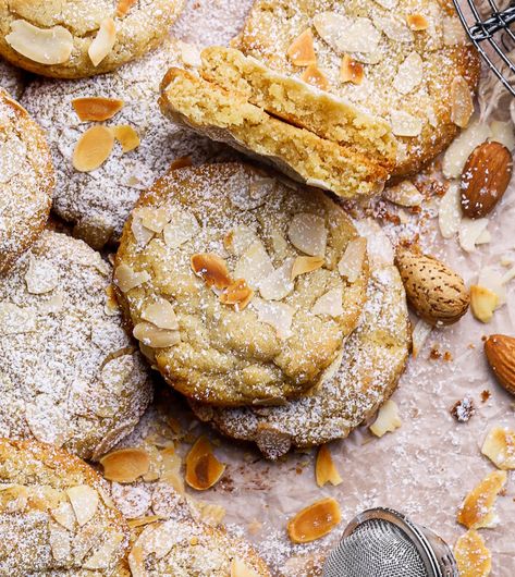 Almond Croissant, Almond Cookies, Sweets Treats, Just Desserts, Sweet Recipes, Cooking And Baking, Macarons, Baking Recipes, Cookies Et Biscuits